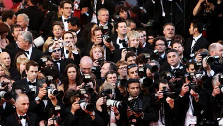 Ce poti face cu un aparat foto si un grup de prieteni inventivi? (Video)