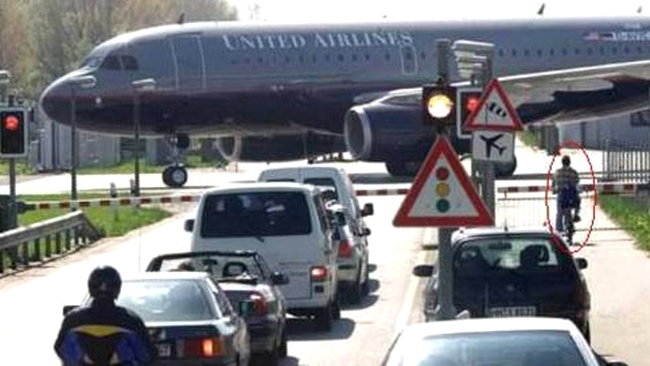 Opriti la semafor! Trece avionul