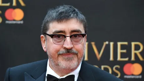 Alfred Molina va juca rolul inspectorul șef Armand Gamache, în seria Amazon „Three Pines”
