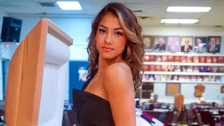 O tânără influencer a provocat un scandal cu ședința foto ținută lângă sicriul tatălui ei