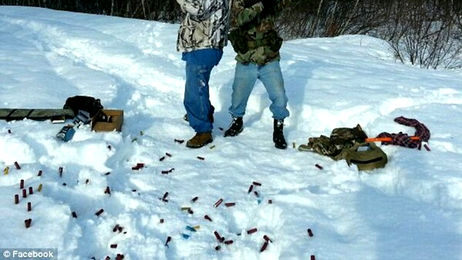 Justin (dreapta) și cel mai bun prieten al său mergeau des la vânătoare