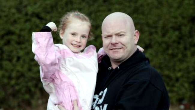 micuta chloe alaturi de tatal ei