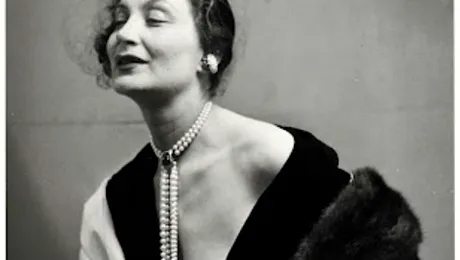 Cum a ajuns Mitza Bricard, o damă de companie, să-i ia minţile lui Dior? Românca îi fascina pe bărbaţi şi le înnebunea pe femei