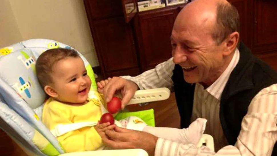 Traian Băsescu este, din nou, bunic! Fiica cea mare a născut un băieţel