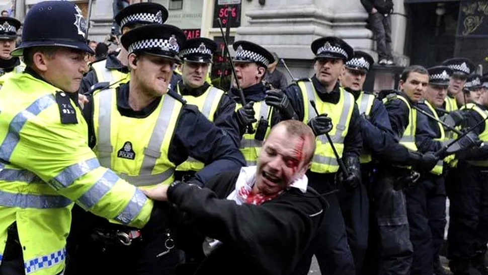 Peste 900 de politisti britanici au cazier