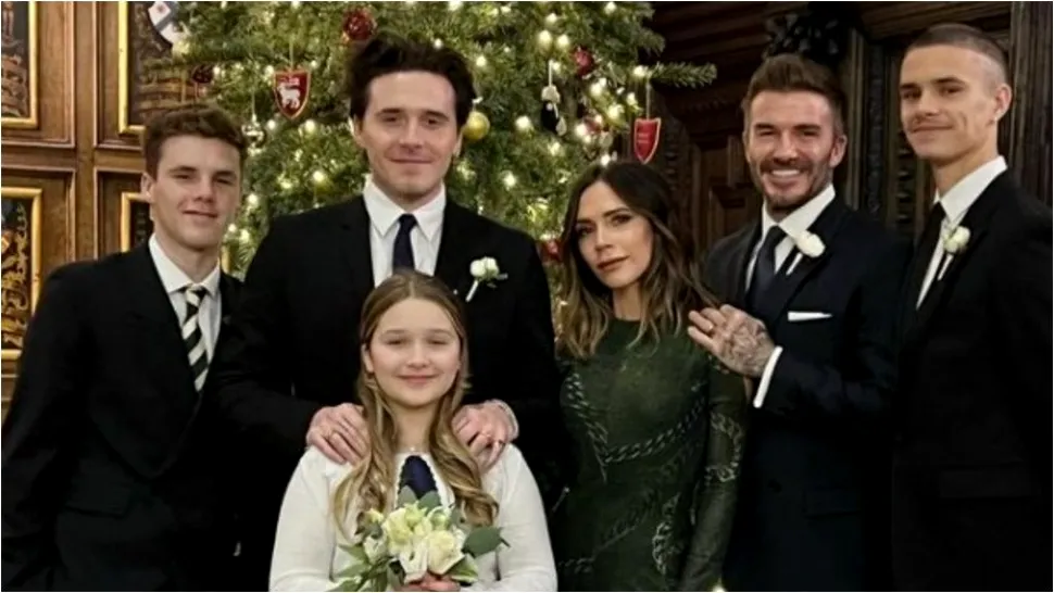 Detaliul hazliu descoperit de fani în poza de Crăciun a familiei Beckham