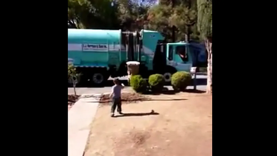 Reacția unui băiețel autist după ce primește un cadou de la un gunoier (Video)
