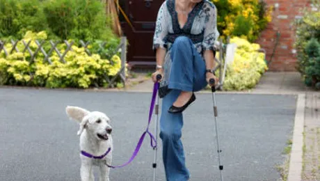 Femeia-flamingo merge intr-un picior, din cauza unui accident cu rolele