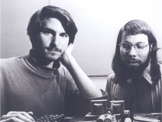 Steve Jobs si Steve Wozniak in 1976