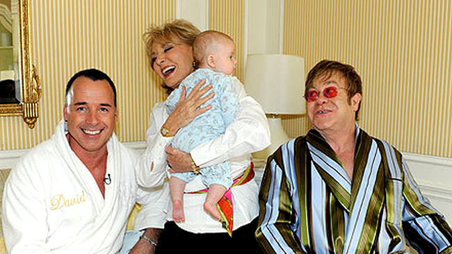 bebelusul cu parintii si bona