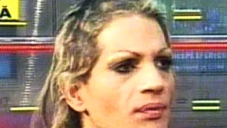 Naomi – Si batuta si cu parul tuns!