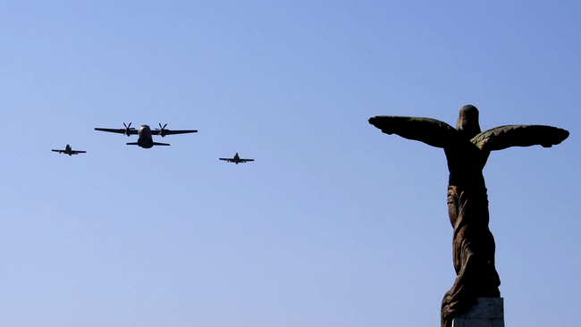 Spartan C-27J survoland deasupra Monumentului Eroilor Aerului
