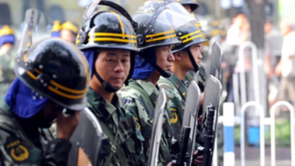 Mii de politisti chinezi incearca sa stopeze violentele interetnice