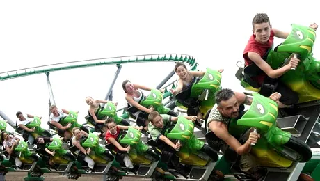Distracție cu motocicleta, în roller-coaster! (Video)