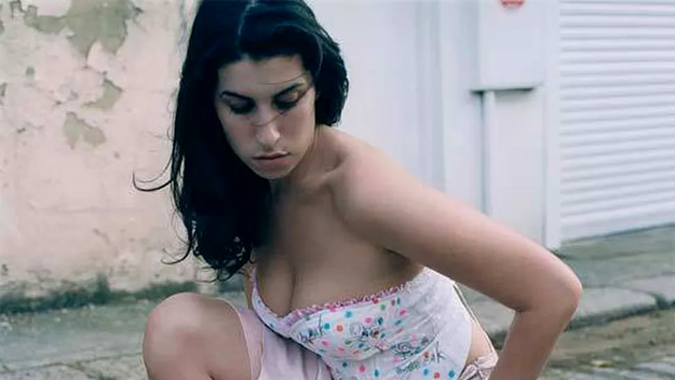 Amy Winehouse a murit