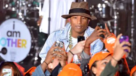 Cântăreţul Pharrell Williams a devenit tată de tripleţi. Ce familie frumoasă!