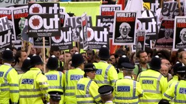 Londonezii il fac terorist pe Bush