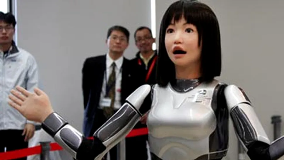 Femeia-robot inlocuieste manechinul de pe catwalk