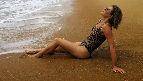 Gina Pistol, impecabilă în costum de baie, la Oceanul Indian – FOTO
