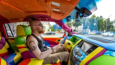 Infiniti QX56 transformat în „Submarinul Galben”