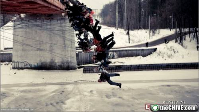 Oameni sarind de pe pod