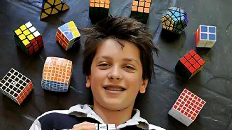 Nou record mondial la rezolvarea cubului Rubik (Video)