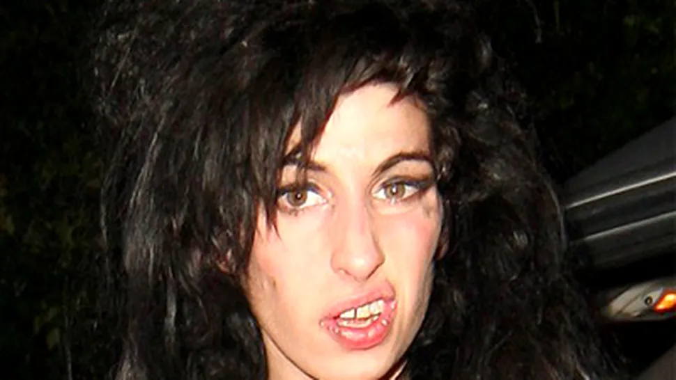 Amy Winehouse a dat-o pe muzica de cartier (Video)