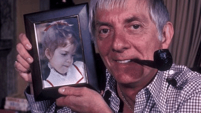 Aaron Spelling tine in mana un tablou cu fiica sa, Tori Spelling