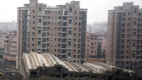 Un bloc din China a cazut lat!