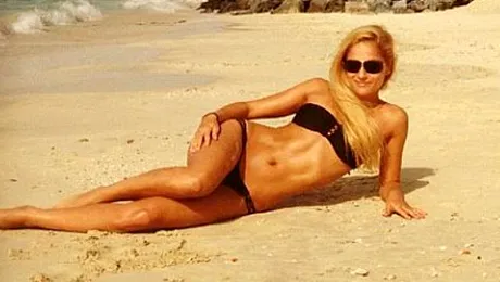 A fost părăsită pentru o superbă brunetă! Urmarea este incredibilă