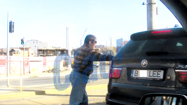 Vatmanul lângă mașina lui Ștefan Bănică Jr.