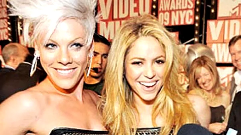 Shakira si Pink au adoptat acelasi look la  Premiile MTV 2009