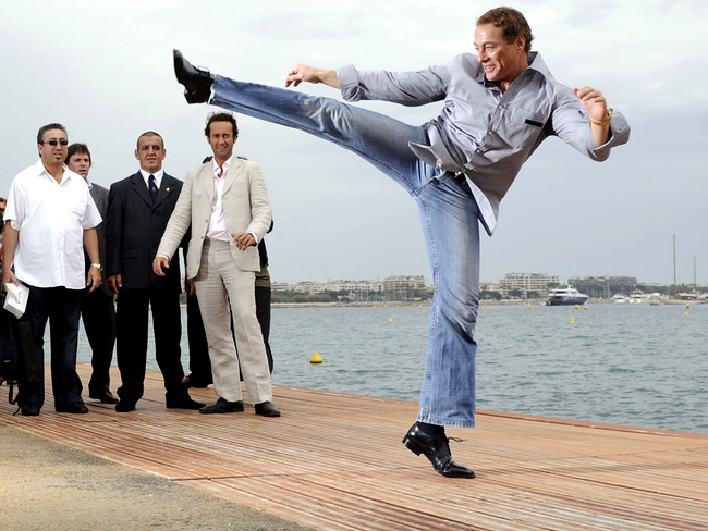 Van Damme nu da palme cu picioru', danseaza manele pentru tot poporu' (VIDEO)