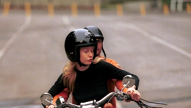 Gwyneth în timp ce învăța cum să conducă o motocicletă
