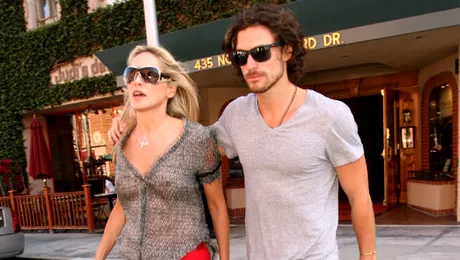 Sharon Stone, vecină cu Gigi Becali