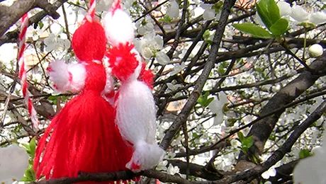 Martenița, mărțișorul bulgăresc. Tradiții și obiceiuri de peste graniță