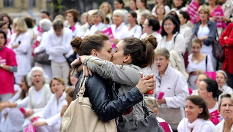 Sărutul între două tinere la protestul anti-gay din Franța a devenit viral!