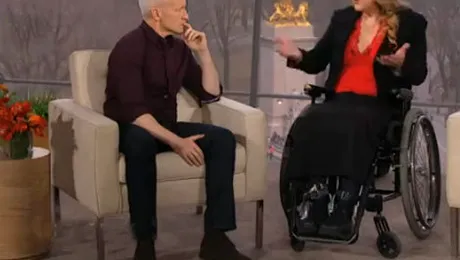 Pretinde că este paralizată și merge într-un scaun cu rotile (Video)