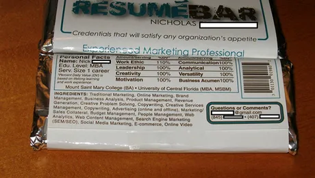 Le-a dat ciocolată ca să-l angajeze!