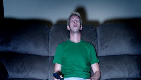 Adormi în fața televizorului? E semn că îmbătrânești!