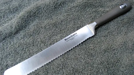 Un neamt l-a castrat pe iubitul fiicei sale, cu un cutit de paine