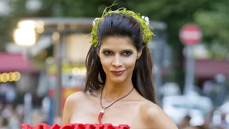 Cine a purtat cea mai scandaloasă rochie pe covorul roșu