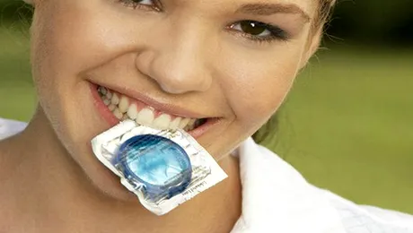 Afla cum poti sa pui prezervativul cu gura!