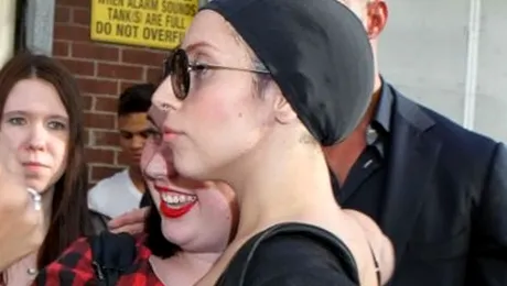 Lady Gaga, pipăită de fani pe stradă