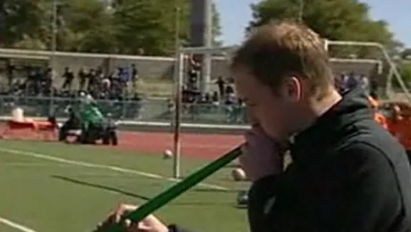 Printul William, cu vuvuzela in gura!