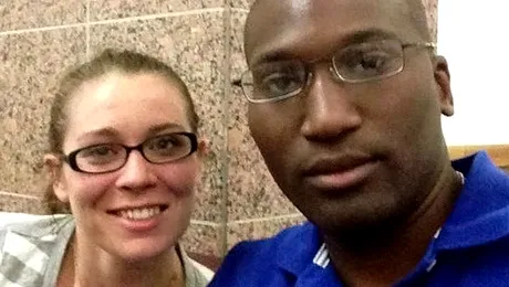 Un bărbat și-a văzut soția înjunghiată în timp ce vorbeau pe videochat