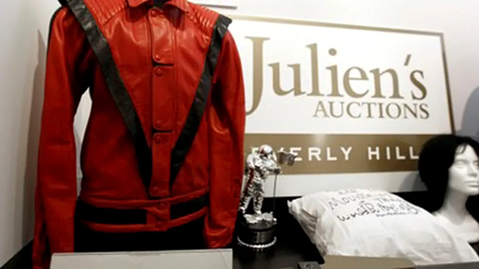 Jacheta rosie purtata de Michael Jackson in 