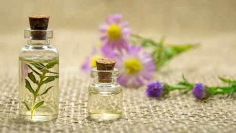 Cum integrăm uleiurile esenţiale în rutina de frumuseţe?
