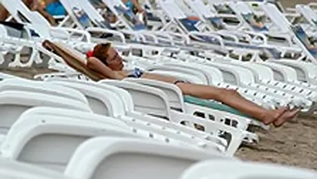 Regula pe litoral: „Nu e voie cu cearsaful intre sezlonguri!”
