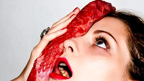 Mischa Barton, topless pentru un pictorial bizar